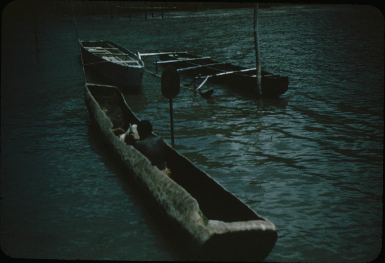 BD/248/279 - 
In een prauw op het water
