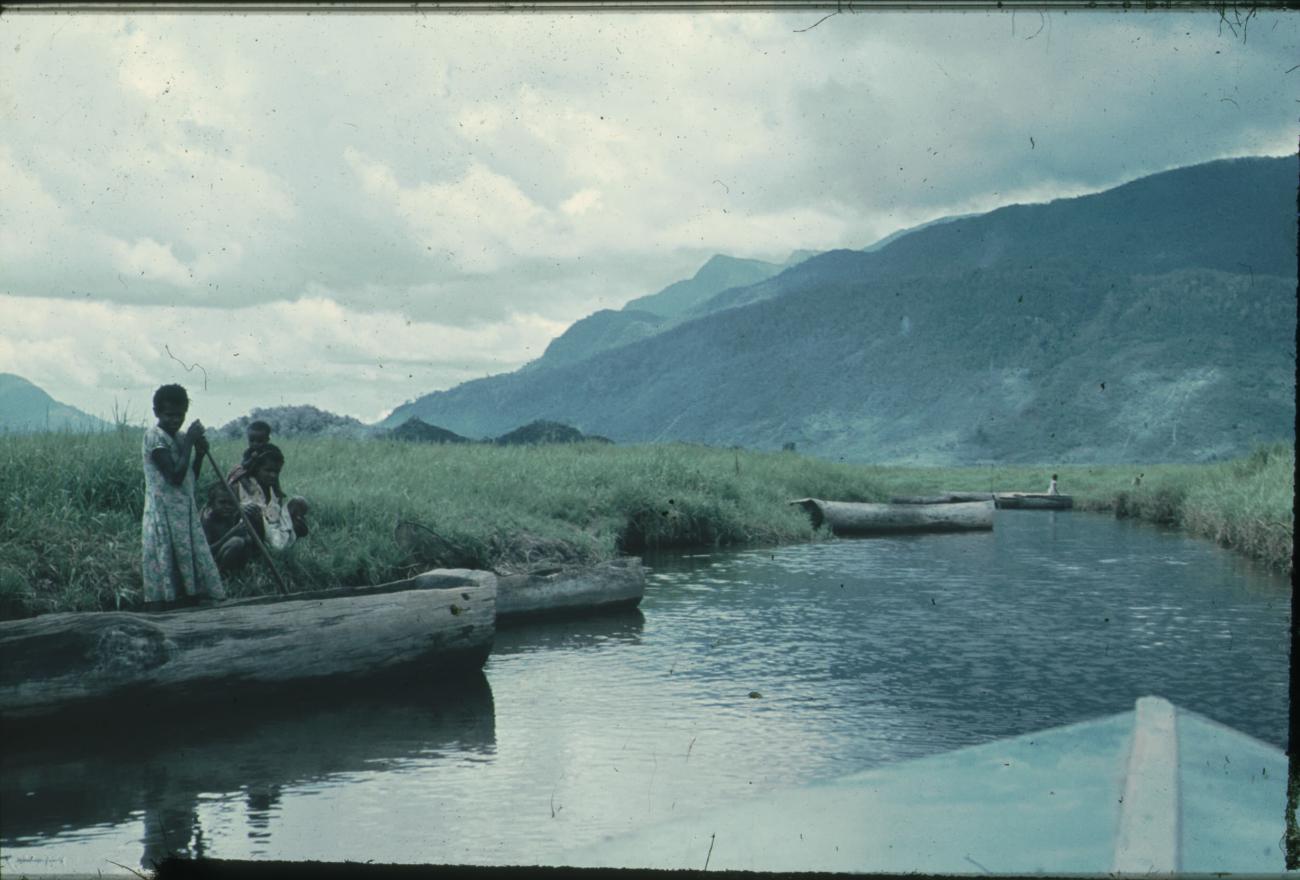 BD/248/287 -
Prauwen in het water