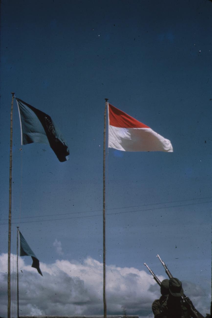 BD/248/333 -
Indonesische vlag en vlag van VN