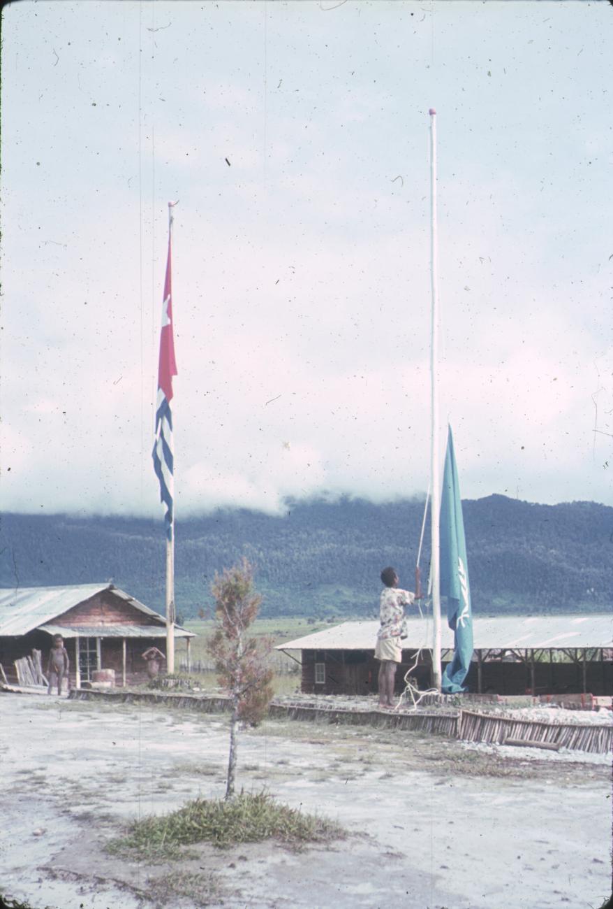 BD/248/337 -
Strijken van de VN-vlag