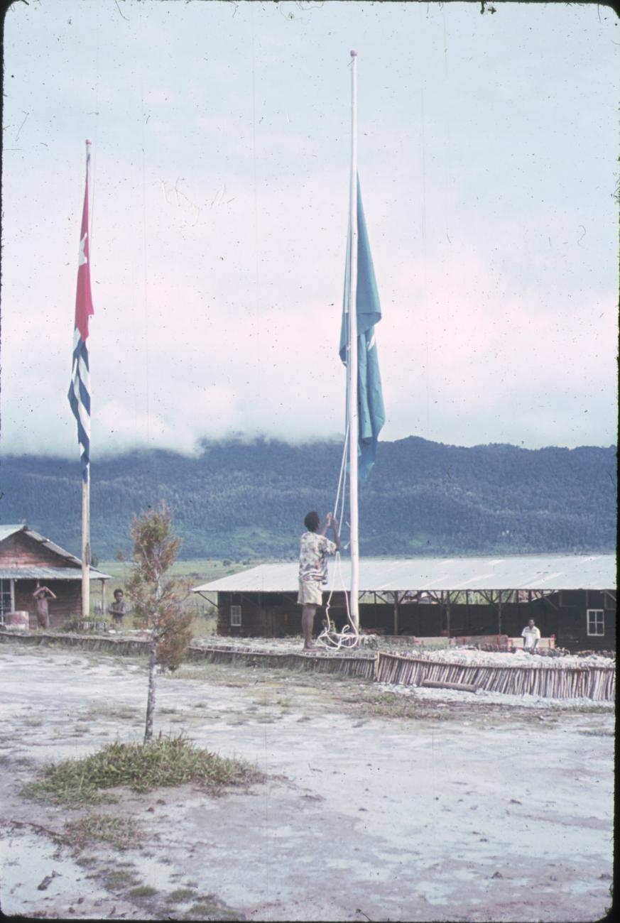 BD/248/338 -
Strijken van de VN-vlag