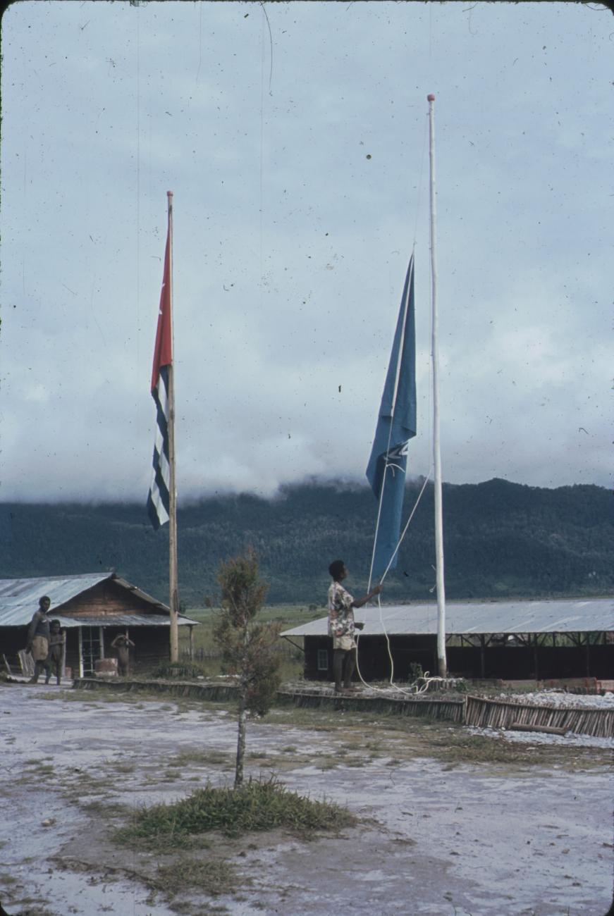 BD/248/339 -
Strijken van de VN-vlag
