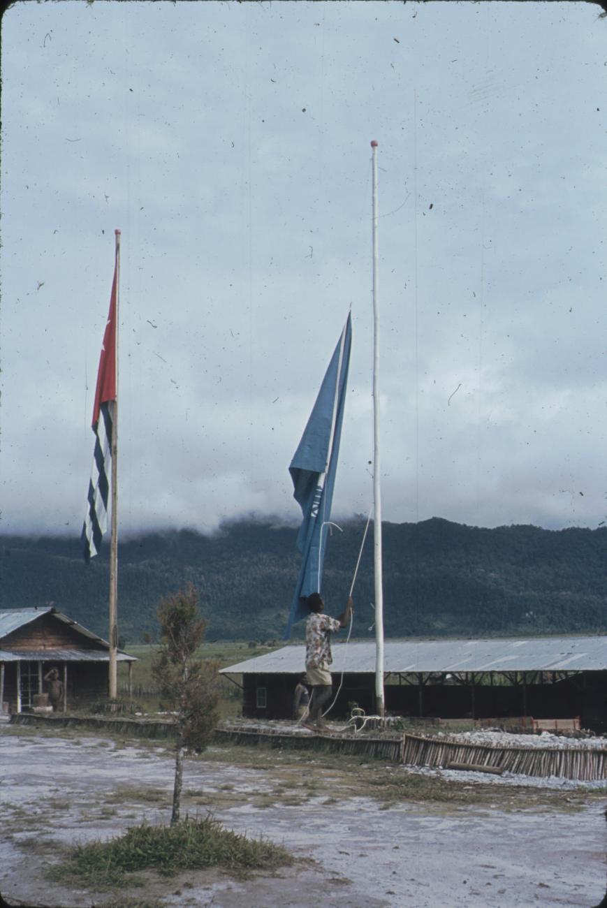 BD/248/340 -
Strijken van de VN-vlag