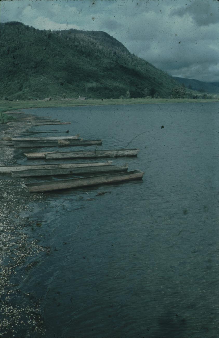BD/248/79 - 
prauwen aan het water
