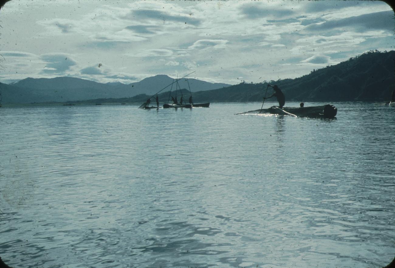 BD/248/84 - 
prauwen op het water
