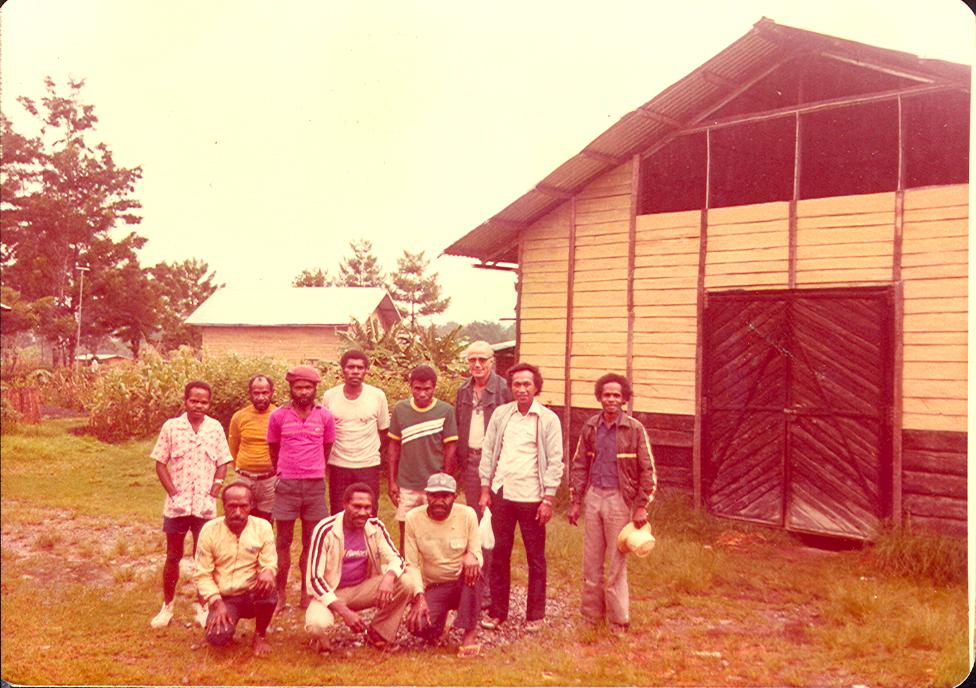 BD/269/137 -
Broeder Henk Blom o.f.m. met bouwvakkers op de werkplaats in Wamena