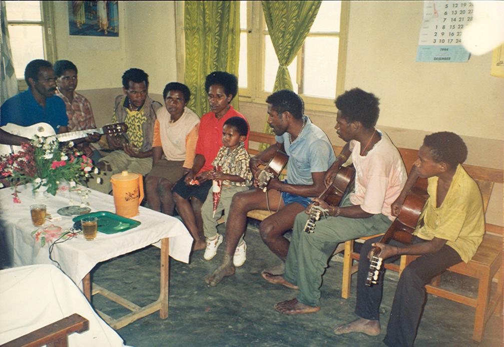 BD/269/271 - 
Samen gitaar spelen
