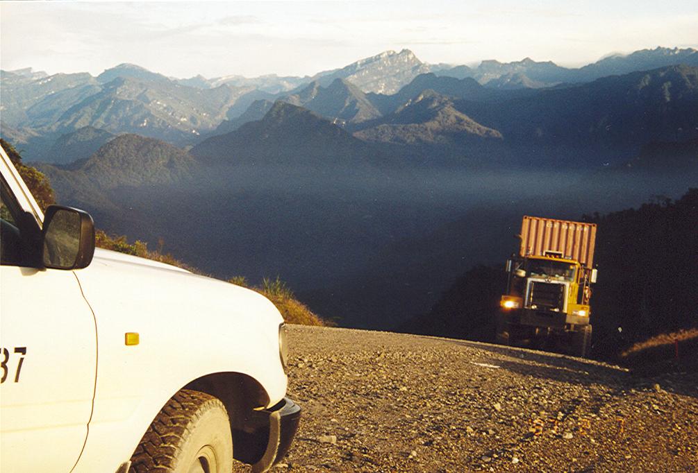 BD/269/96 -
Een vrachtwagen klimt omhoog over de weg naar de Freeport-mijn