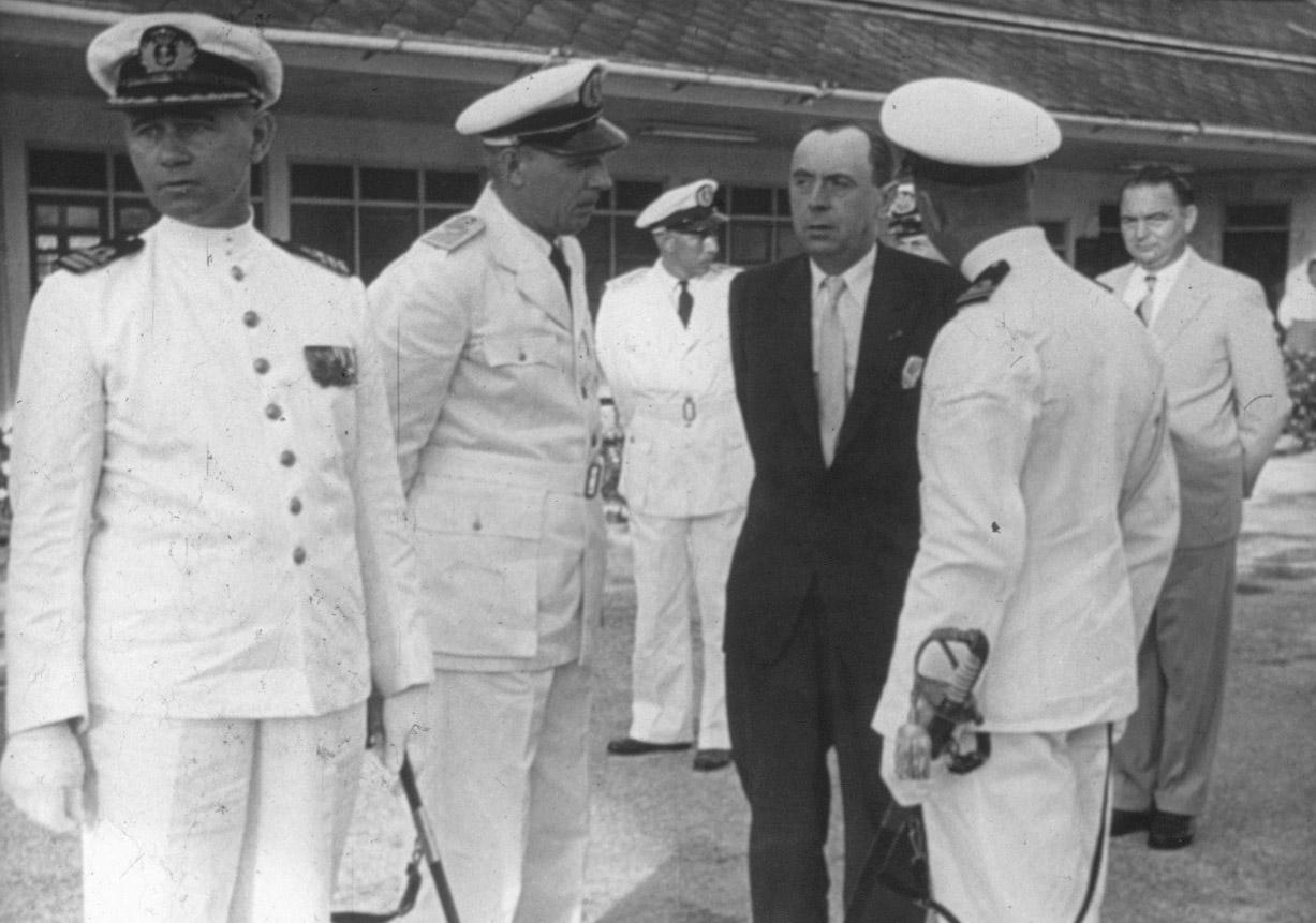 BD/285/127 -
Jan van Baal met officieren