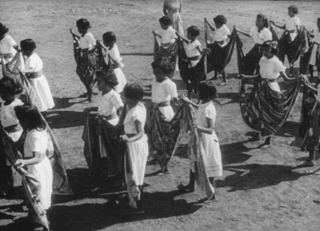 BD/285/137 -
Jonge vrouwen dansen met grote doeken