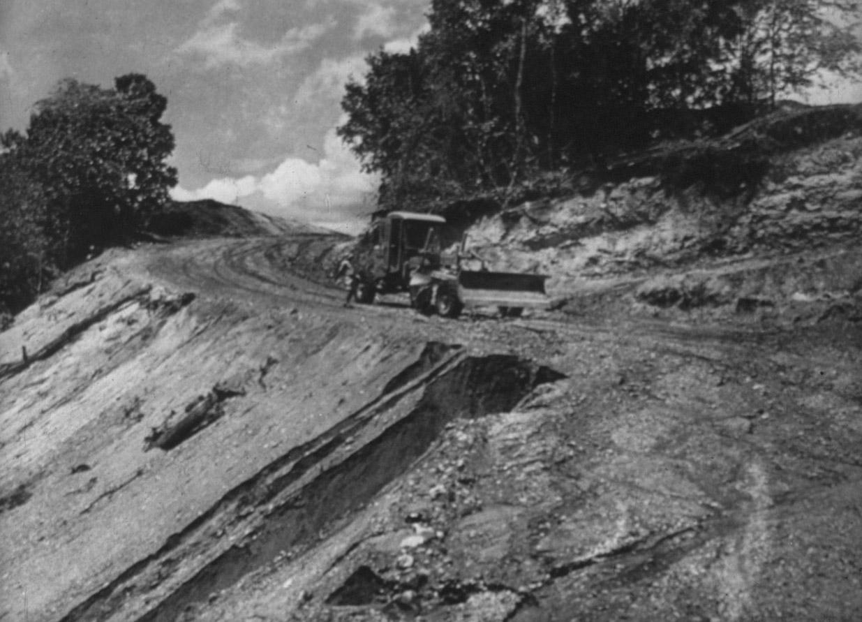 BD/285/142 -
Aanleg weg met behulp van een bulldozer