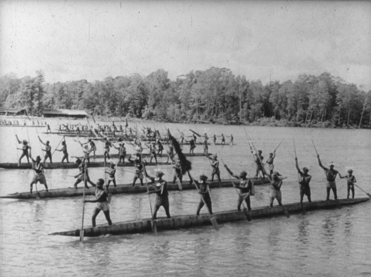 BD/285/153 - 
Prauwen met Asmatkrijgers
