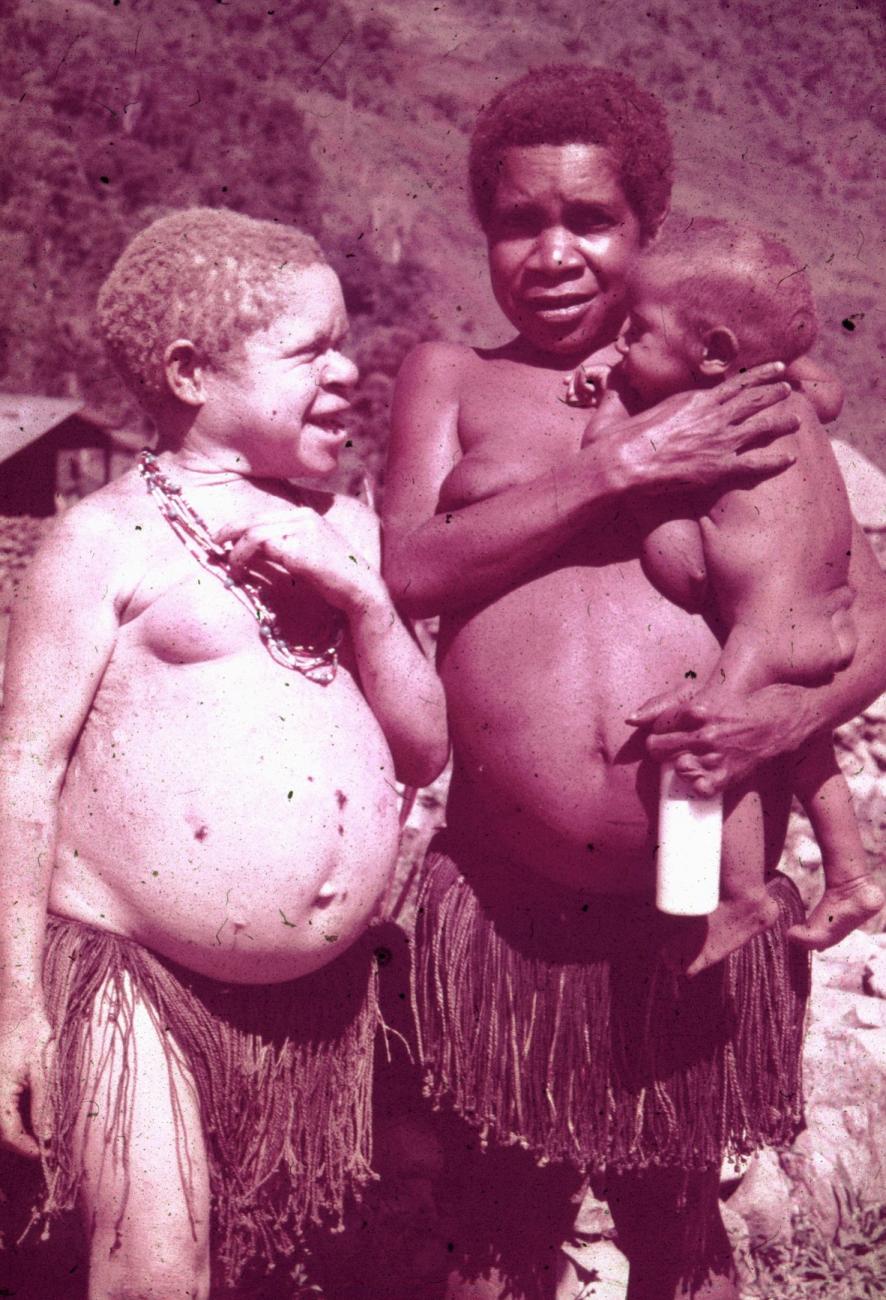 BD/289/194 -
mannen en kinderen, twee mannen met boekje