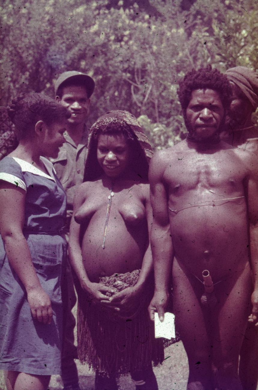 BD/289/209 -
met o.m. vrouw met draagtas waarin baby