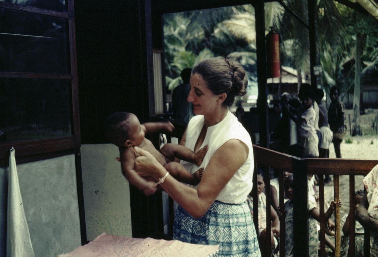 BD/289/59 - 
Verpleegkundige/versloskundige houdt baby in de hand
