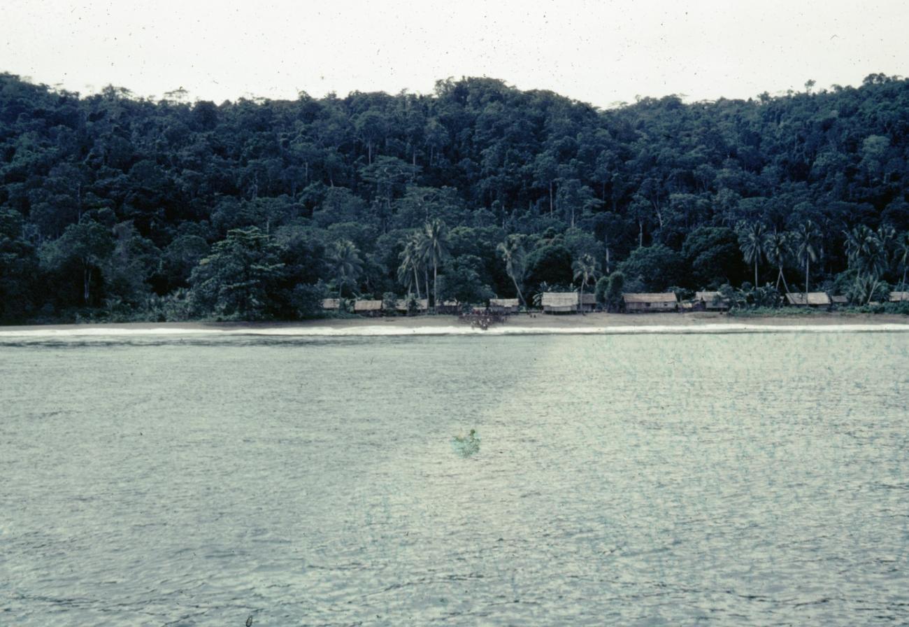 BD/289/66 - 
Uitzicht op dorp aan het water
