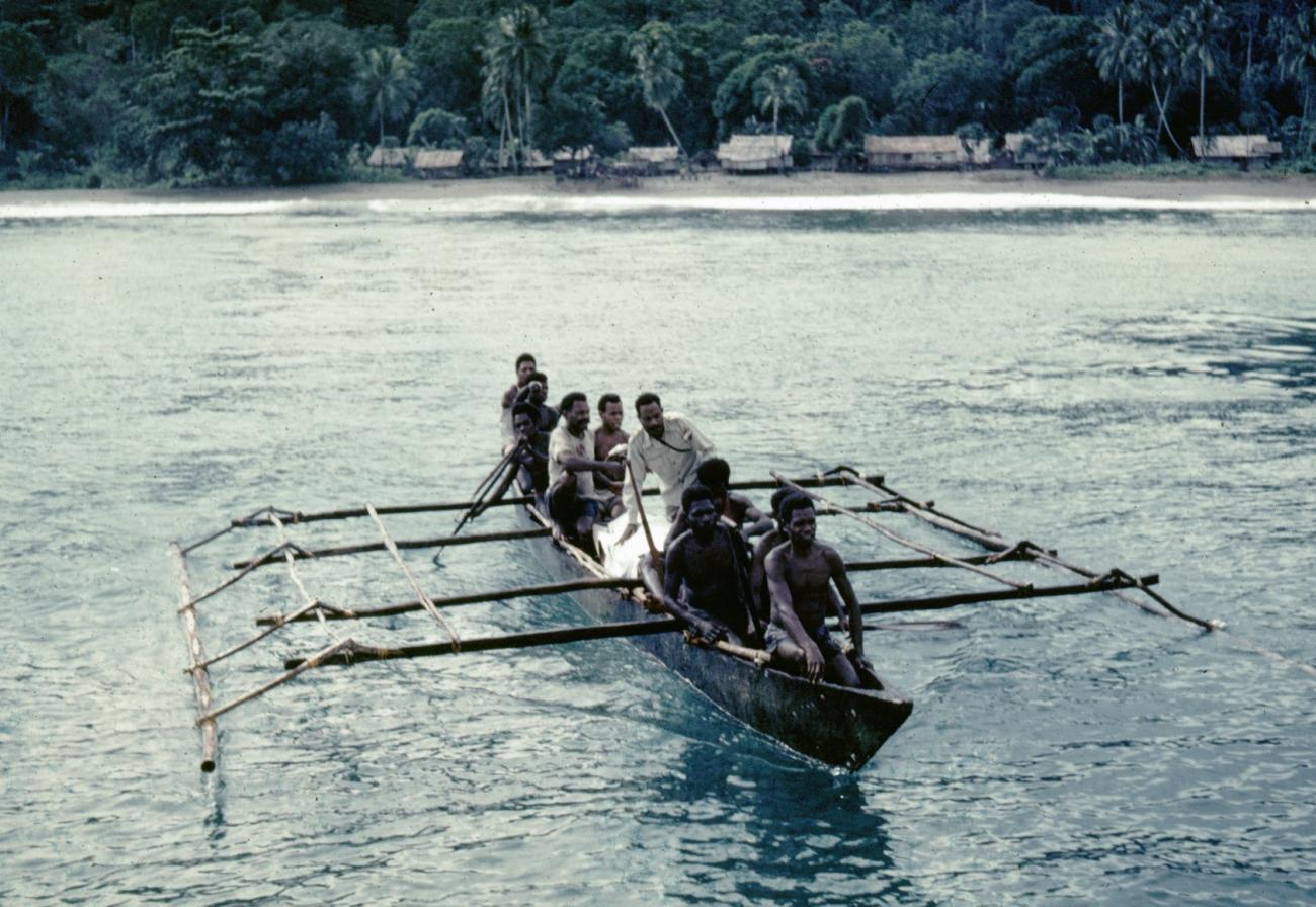 BD/289/67 - 
Mannen met een ziek kind varen in een prauw
