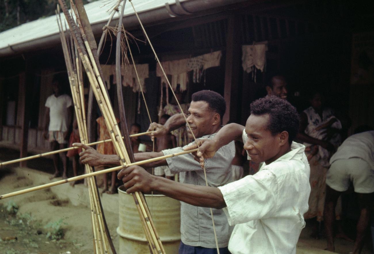 BD/289/90 - 
Twee mannen schieten met pijl en boog
