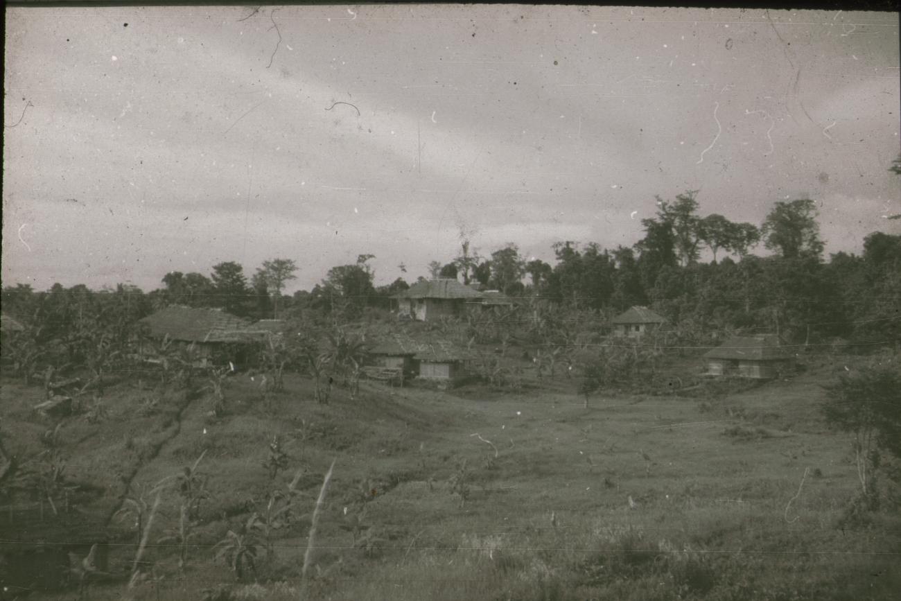 BD/309/229 -
Terrein met gebouwen van de Jongens Vervolgschool in Teminabuan