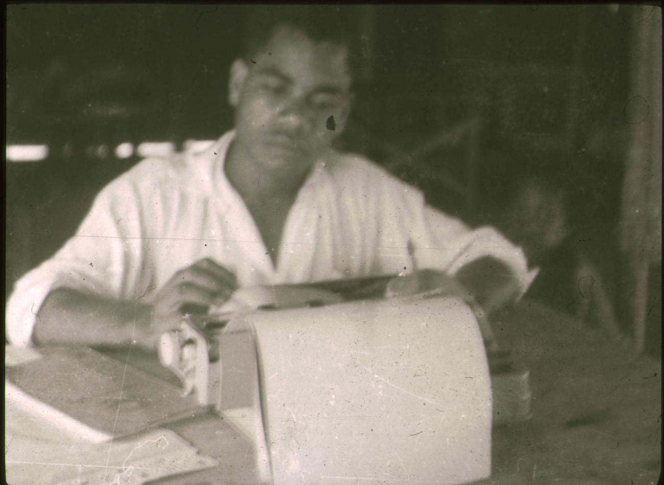 BD/309/303 - 
Kantoorwerkzaamheden met de typemachine
