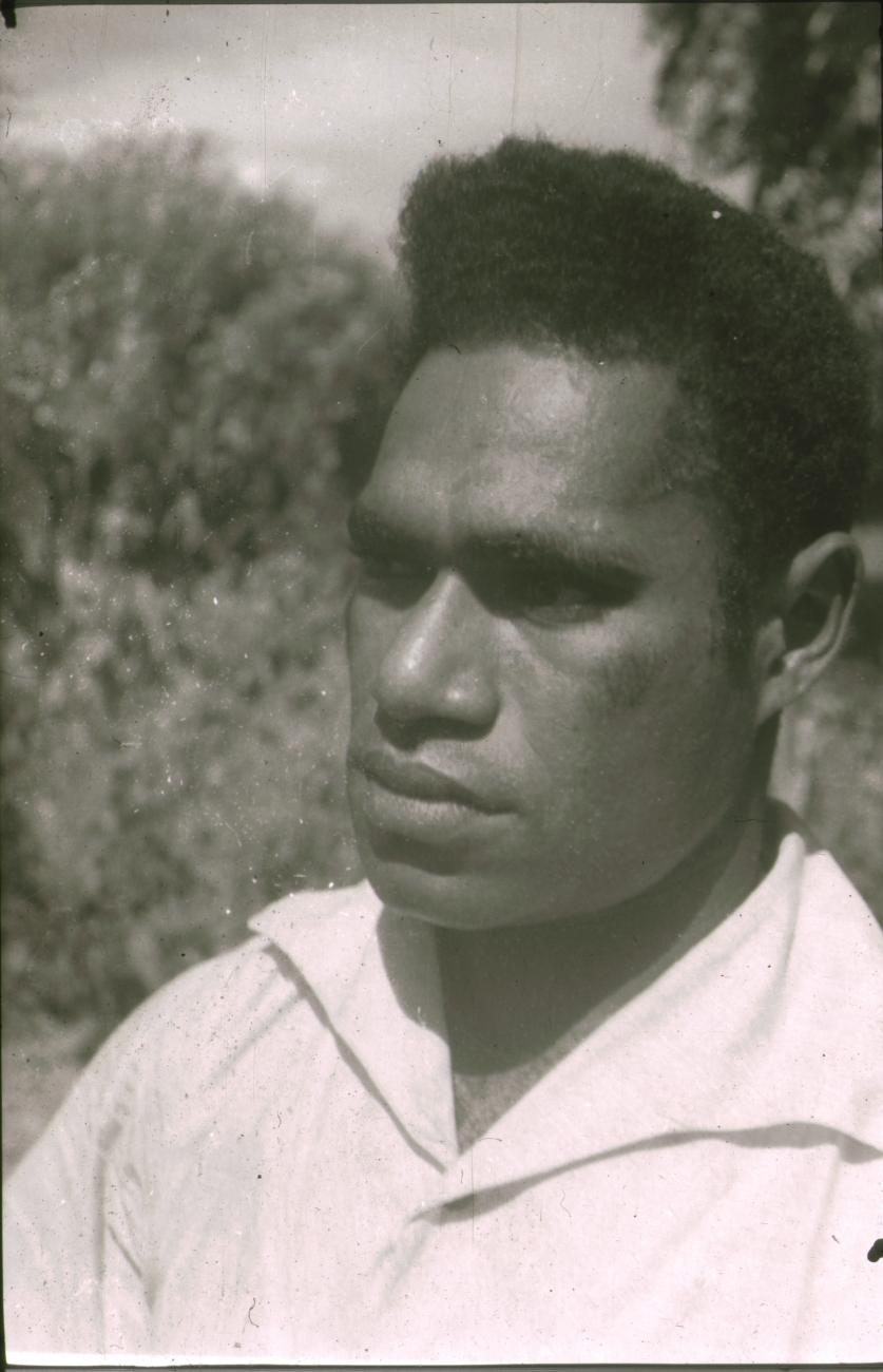 BD/309/310 -
Portret van werknemer van de cacaoplantage
