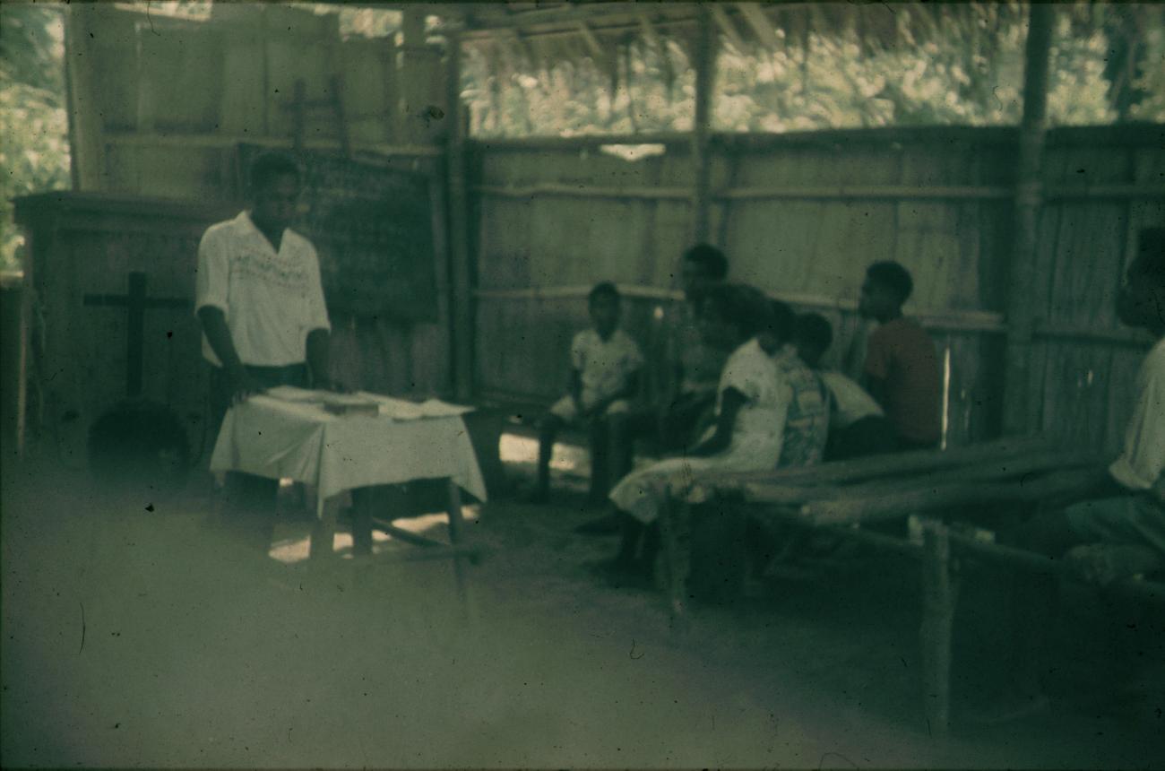 BD/309/318 -
Zondagsschool in Ransiki