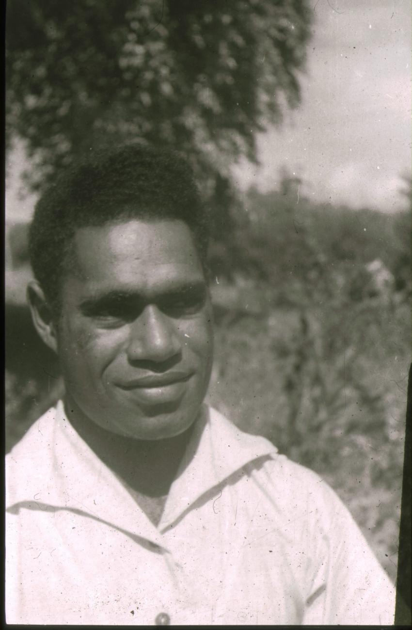 BD/309/319 -
Portret van werknemer van de cacaoplantage