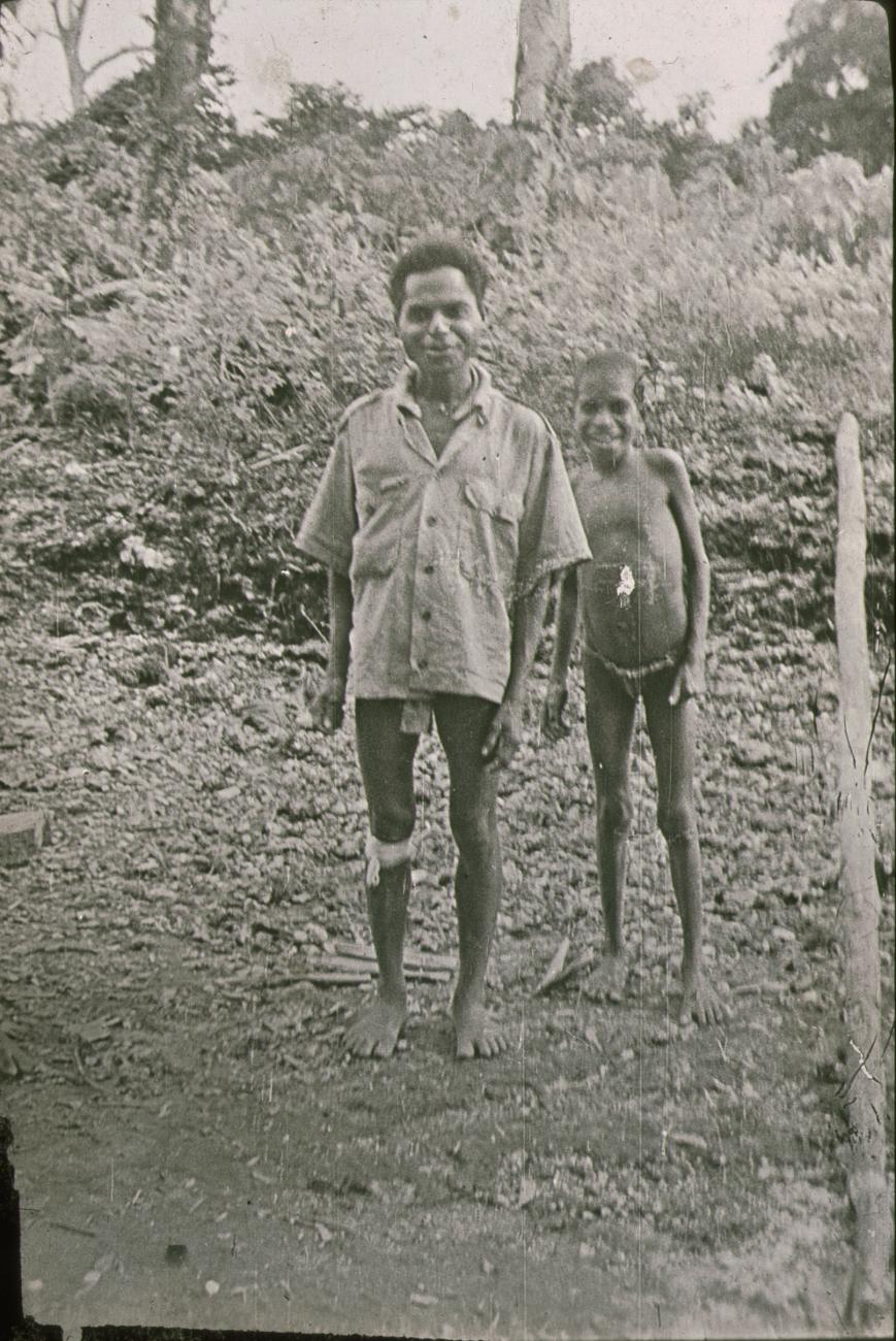 BD/309/387 -
Twee mannen uit de Vogelkop