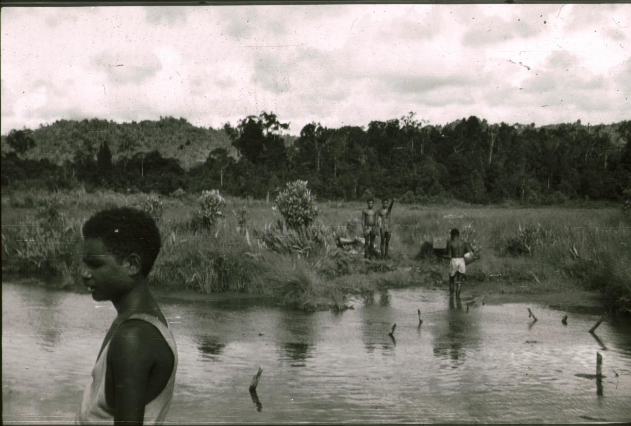 BD/309/391 -
Landschap met mannen bezig in een riviertje