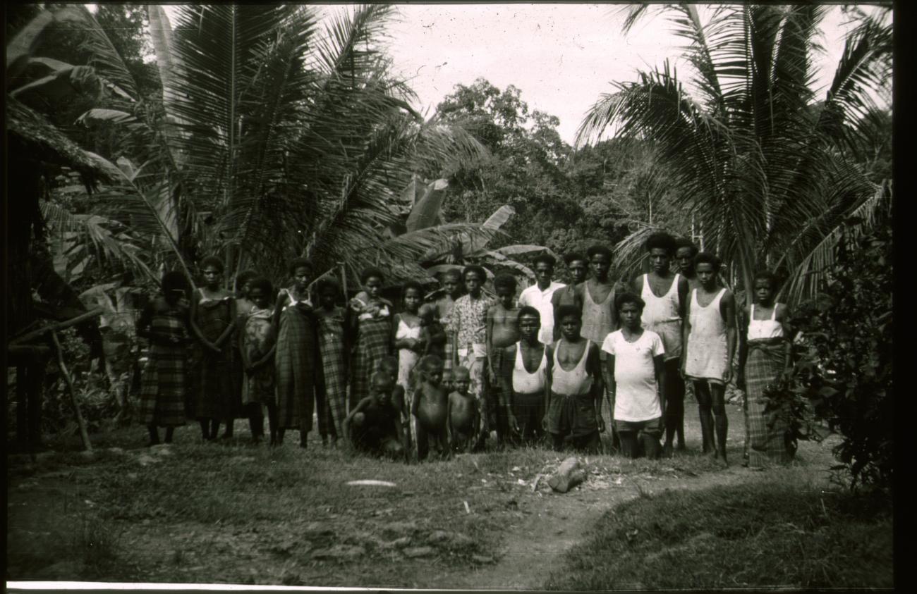 BD/309/397 -
Groep inwoners uit het dorp Scendi poserend voor de foto