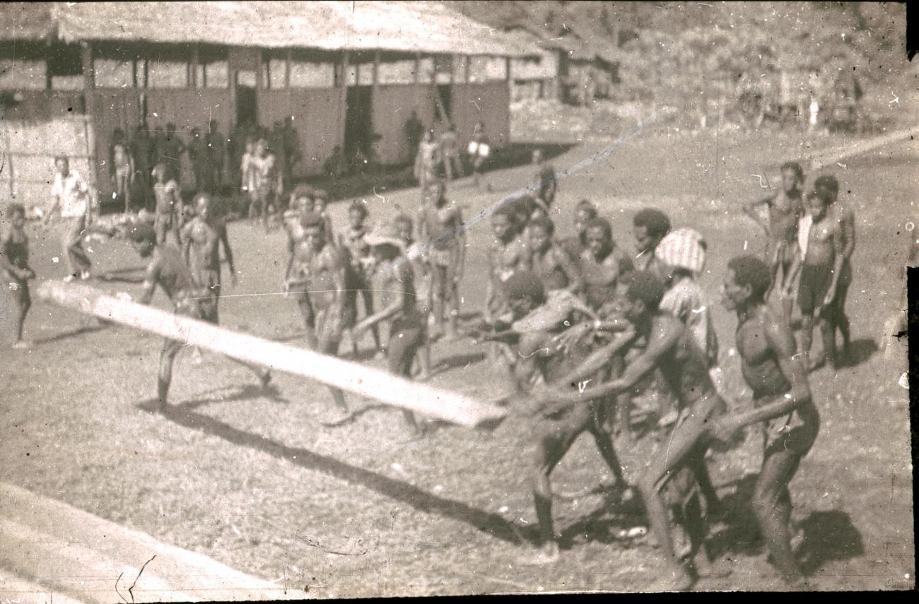 BD/309/402 -
Groep inwoners van het dorp Djitmau