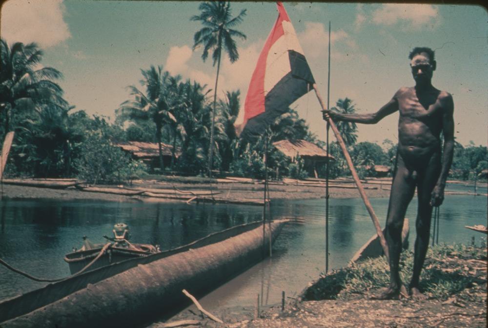 BD/30/29 -
Dorpsgezicht, Asmatman met de Nederlandse vlag