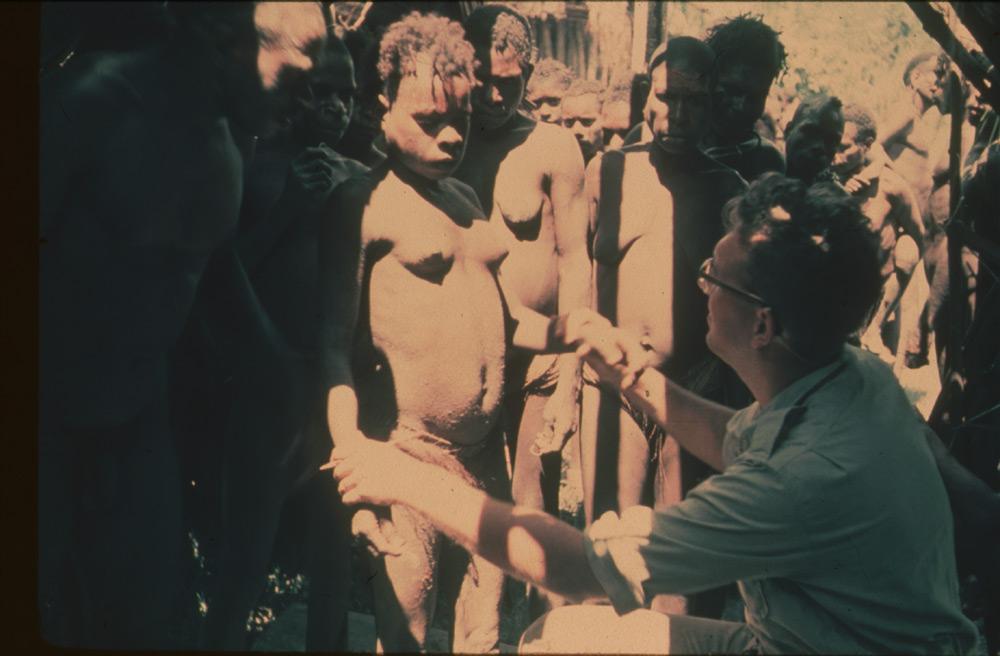 BD/30/38 -
Physician Visser examines a young woman at a village check-up