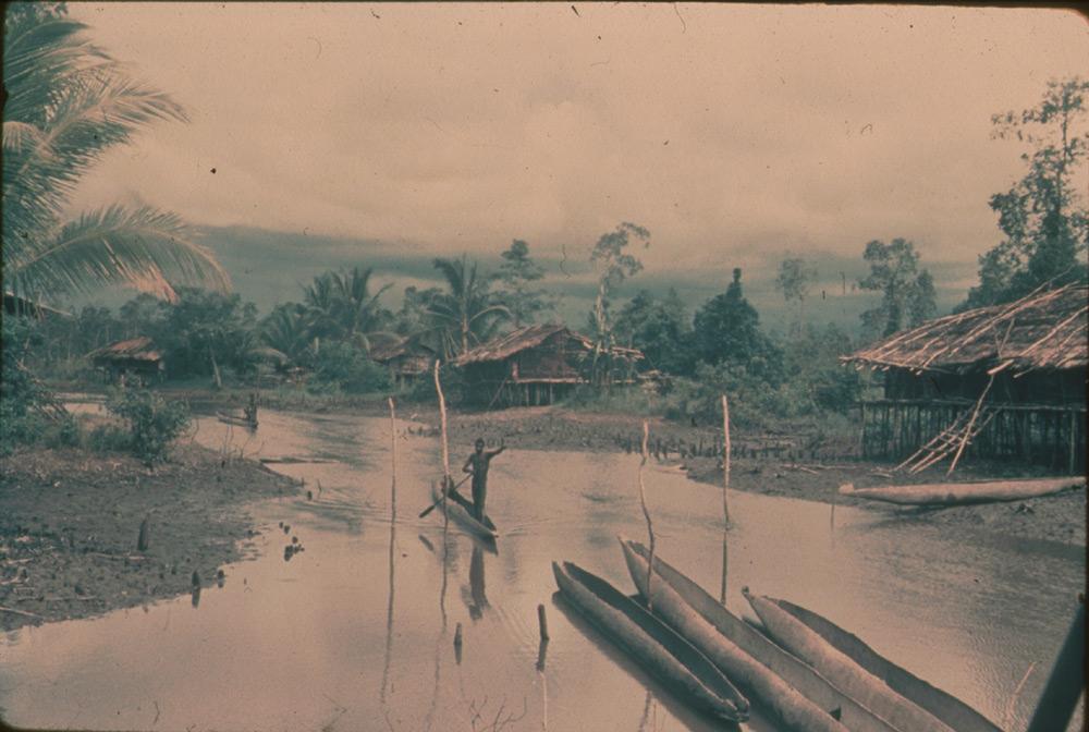 BD/30/40 -
Stilthouses along a river with praus sailing on it