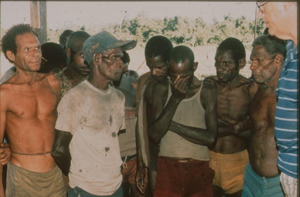 BD/30/94 -
Asmatmannen staan bij elkaar in westerse kleding
