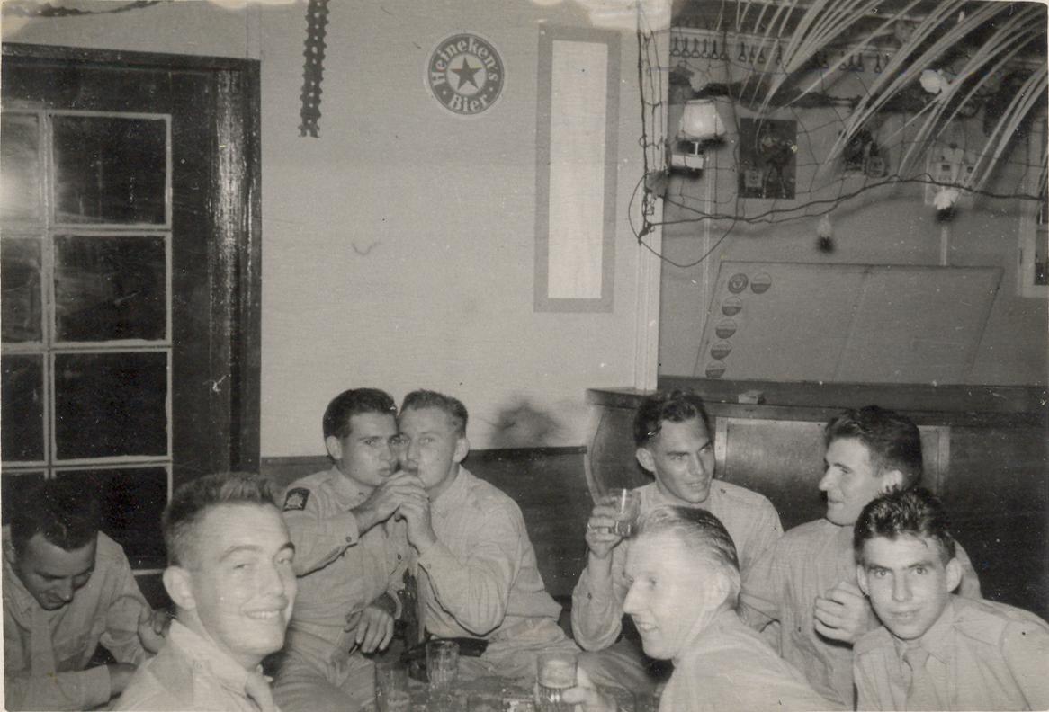 BD/318/101 - 
Mariniers in de recreatieruimte, kazerne op Biak
