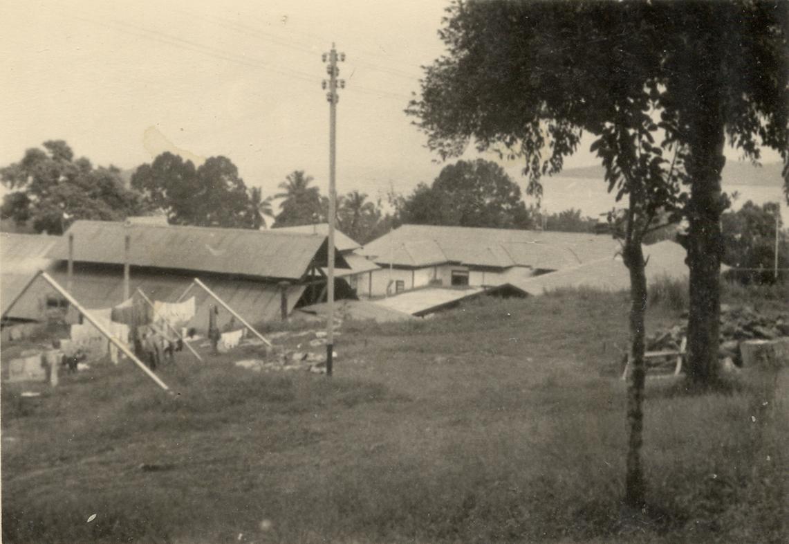 BD/318/106 - 
De was hangt buiten op de kazerne van Biak
