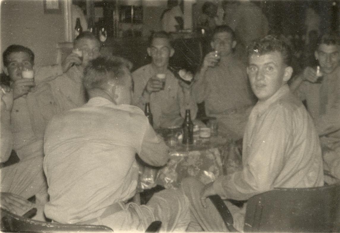 BD/318/107 - 
Mariniers in de recreatieruimte in de kazerne op Biak
