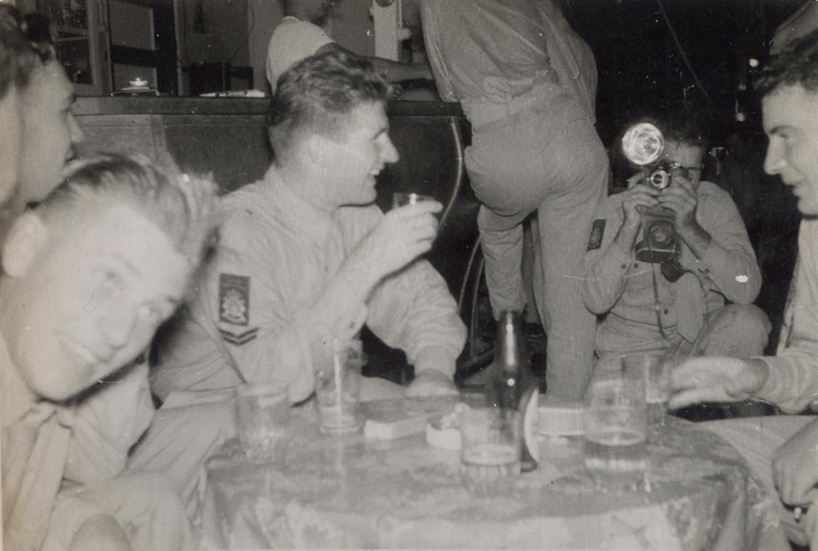 BD/318/112 - 
Mariniers in de recreatieruimte van de kazerne op Biak
