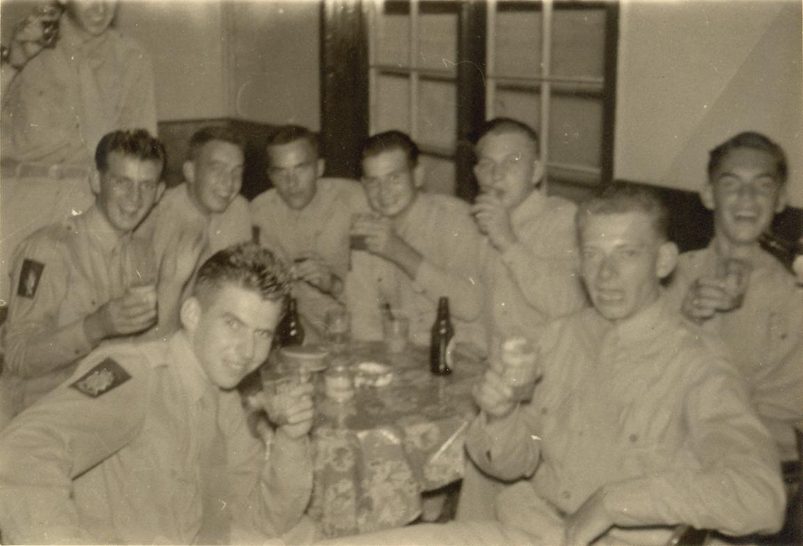 BD/318/114 - 
Mariniers in de recreatieruimte van de kazerne op Biak
