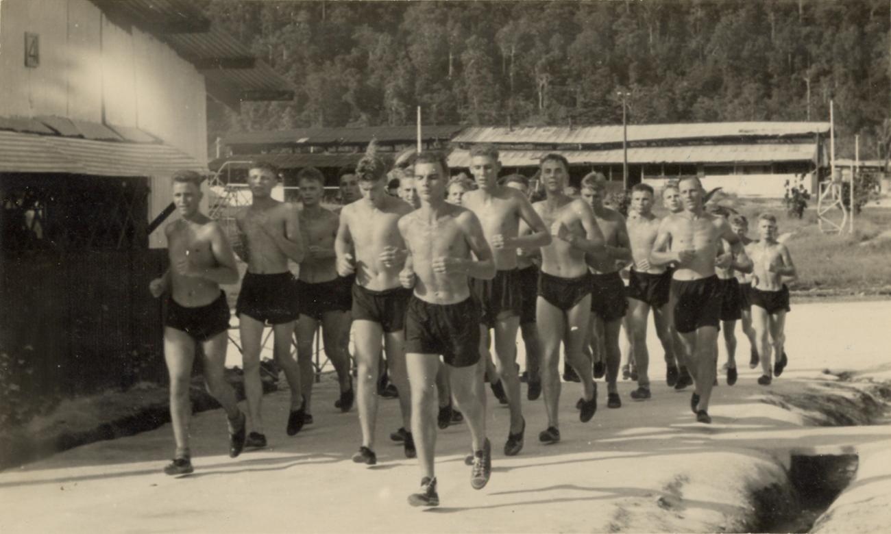 BD/318/116 - 
Hardlopende mariniers op de kazerne van Biak
