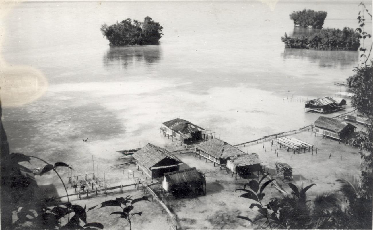 BD/318/11 -
Paalwoningen aan het water in Biak