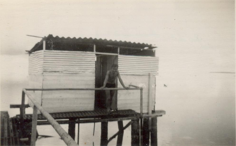 BD/318/47 -
Mariniers in zwemkledij bij steiger