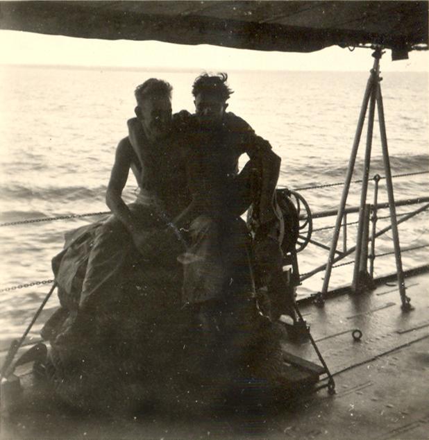 BD/318/75 - 
Mariniers poserend op schip
