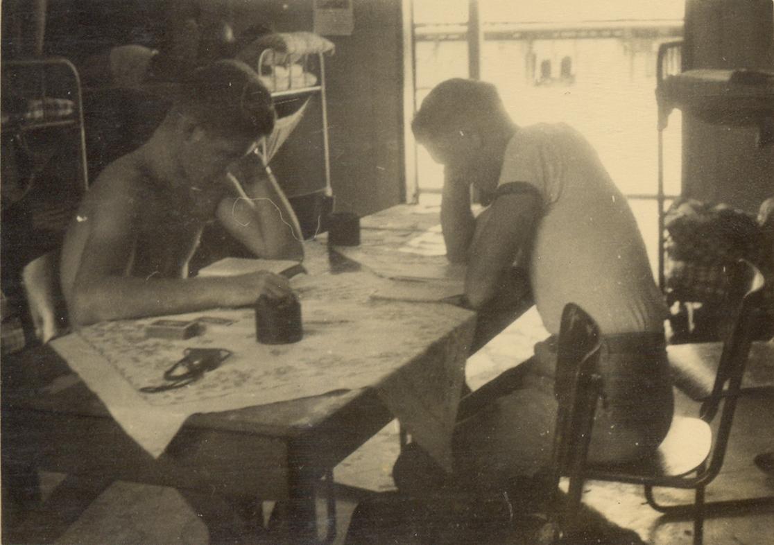 BD/318/97 - 
Lezende mariniers in slaapruimte
