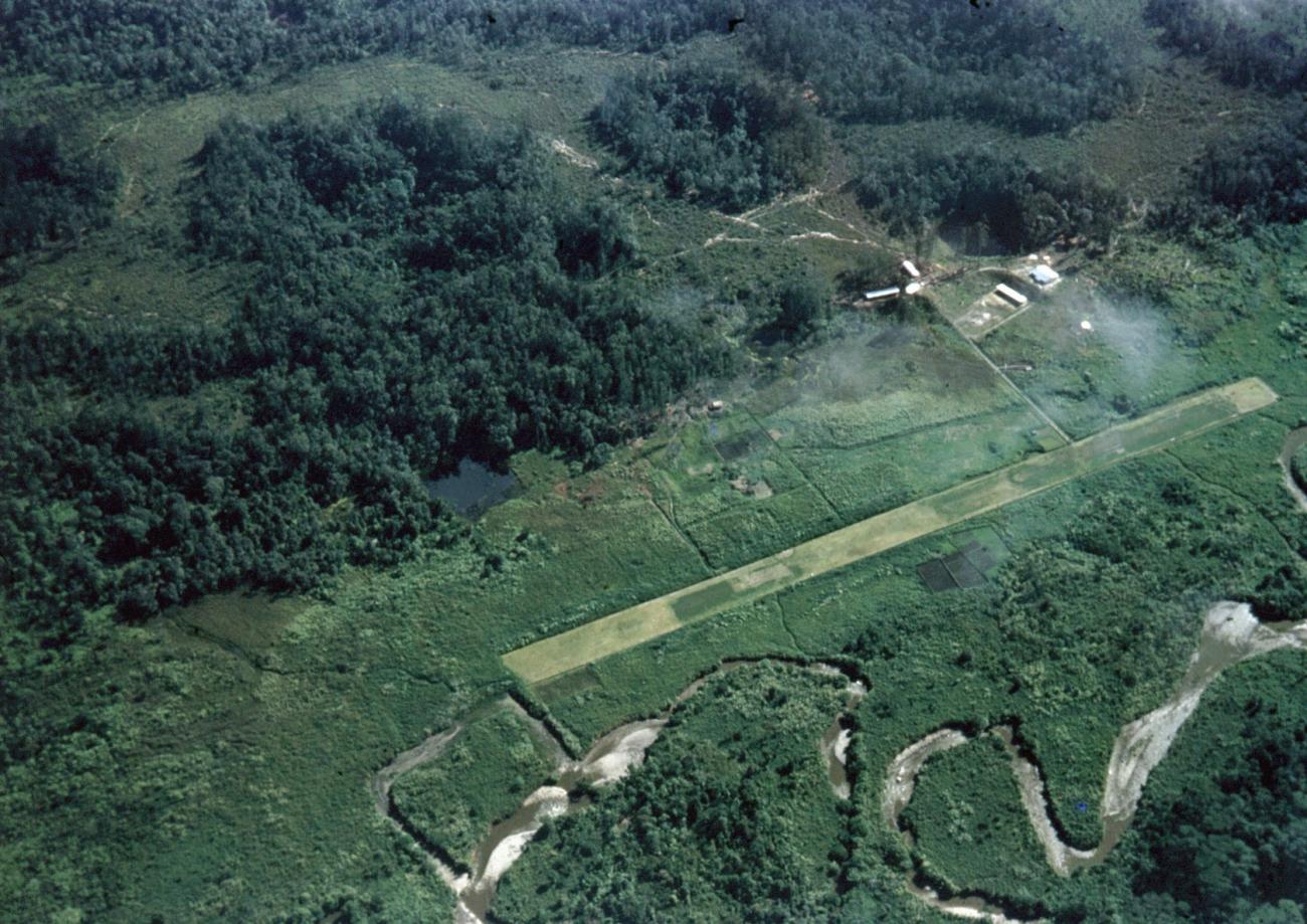 BD/66/121 - 
Luchtfoto van een start- en landingsbaan 
