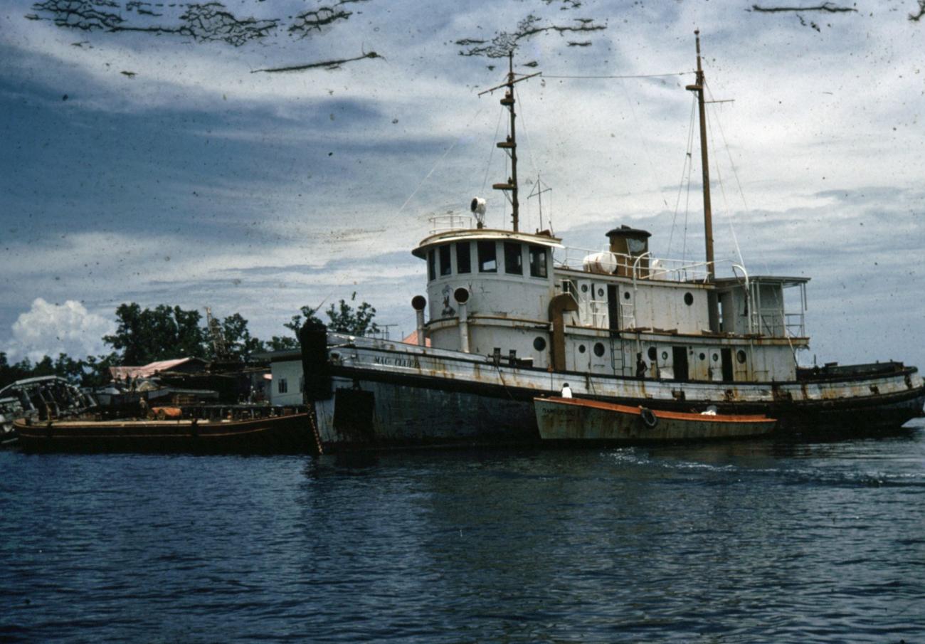 BD/66/125 - 
Passagiersboot aan de kade
