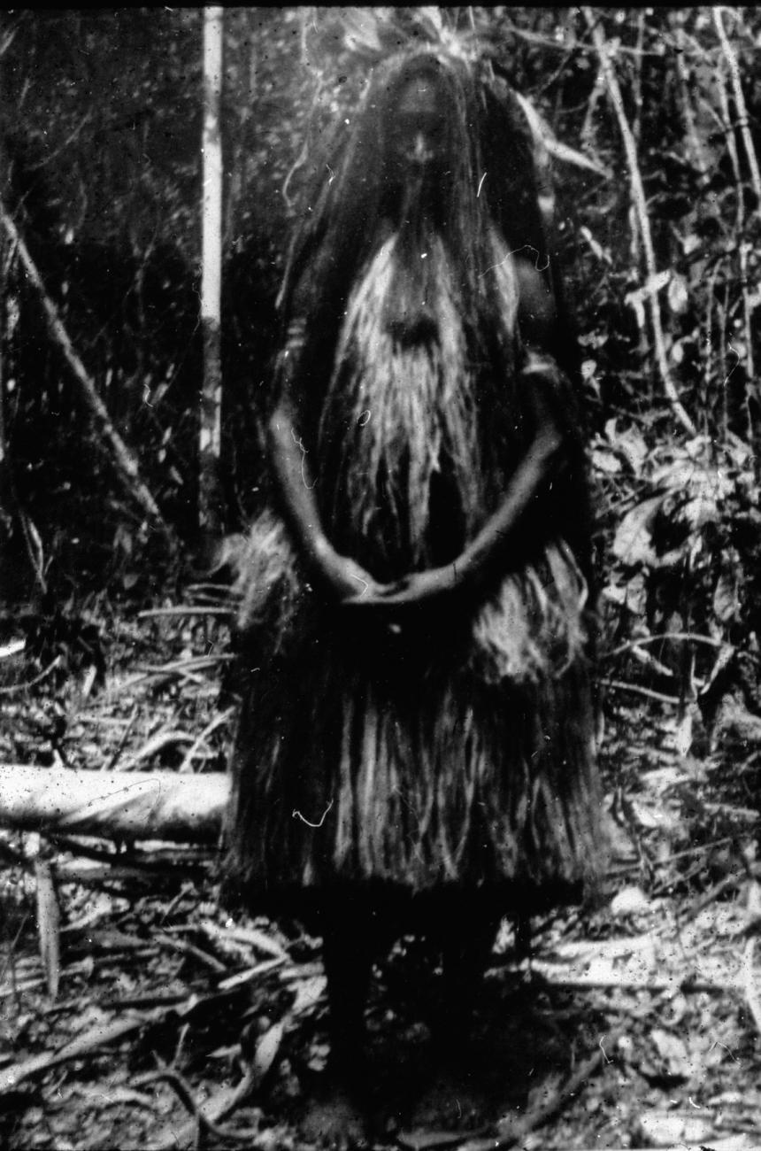 BD/66/154 - 
Asmat-vrouw met rok, borstversiering en haarversiering
