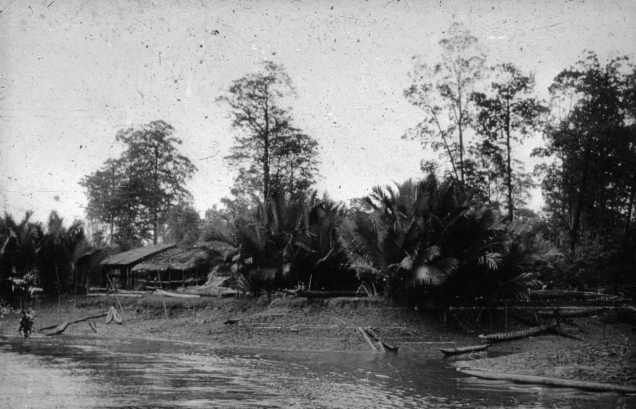 BD/66/172 - 
Asmatdorp aan rivier
