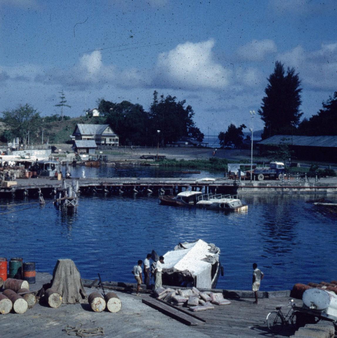 BD/66/188 - 
Kleine haven met boot, vaten op kade 
